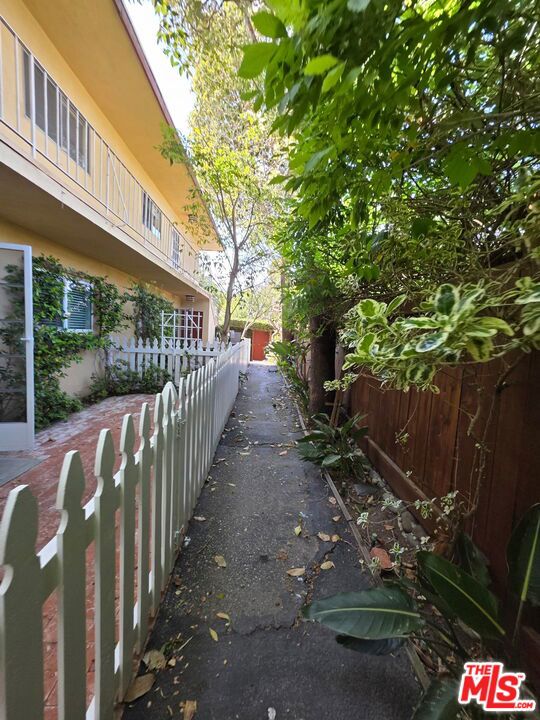 626 Broadway Street, Venice CA: https://media.crmls.org/mediaz/42e18f04-4b48-4a5f-be81-bd00f205b901.jpg