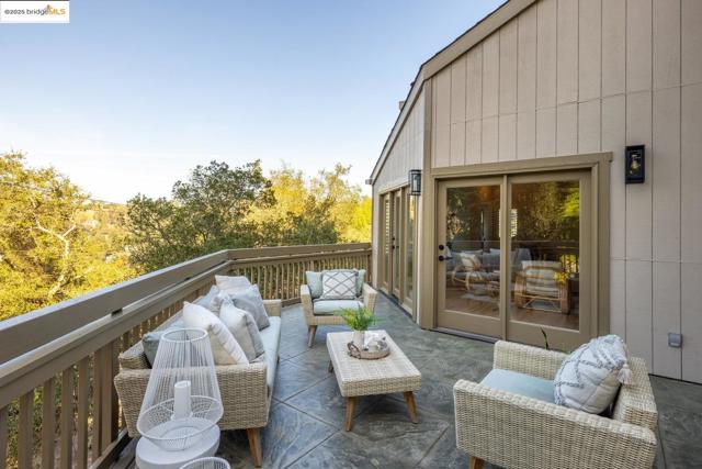 6566 Chelton Dr, Oakland CA: https://media.crmls.org/mediaz/42e1f537-9d49-4586-a58e-eaeb0ea66081.jpg