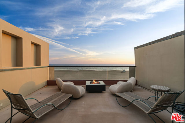 3817 Ocean Front Walk, Marina del Rey CA: https://media.crmls.org/mediaz/42e25799-e238-4d17-bec6-d4fc8593bfba.jpg