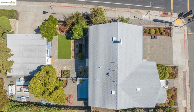 1000 Navellier St, El Cerrito CA: https://media.crmls.org/mediaz/42e25c0a-0db0-4966-9b0d-00cdc5b84b9d.jpg