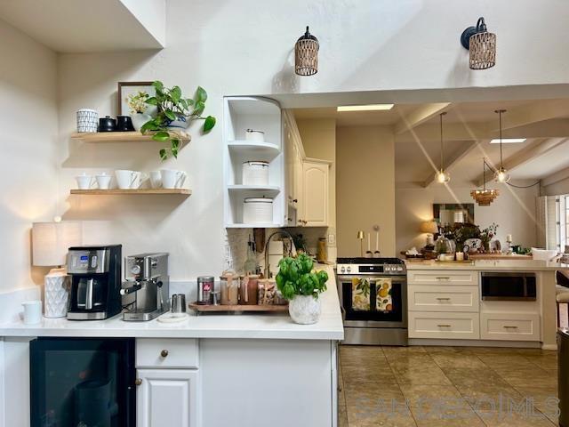 3275 Maezel Ln, Carlsbad CA: https://media.crmls.org/mediaz/42e2cc3f-49a4-4a96-9324-73216c28d4c8.jpg