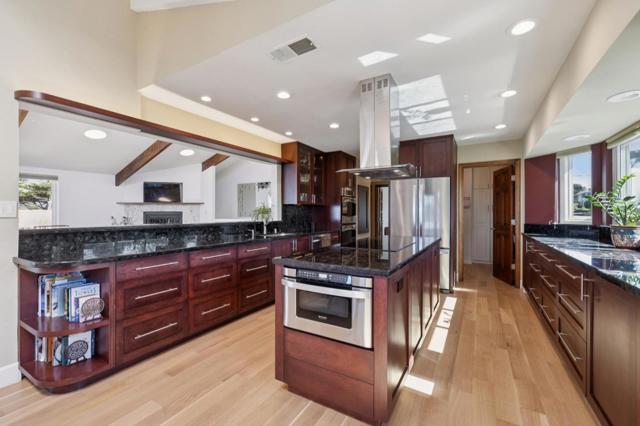 1198 Main Street, Montara CA: https://media.crmls.org/mediaz/42e32116-1ba1-47b8-81e9-ccad0131e2dc.jpg