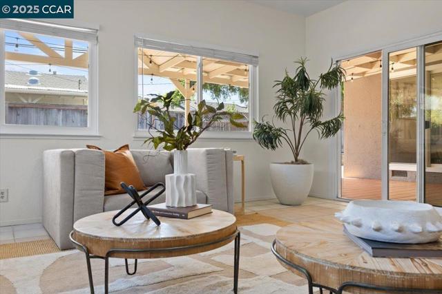 1578 Dianda Dr, Concord CA: https://media.crmls.org/mediaz/42e4ce16-97a7-4207-b314-65339d8fc903.jpg