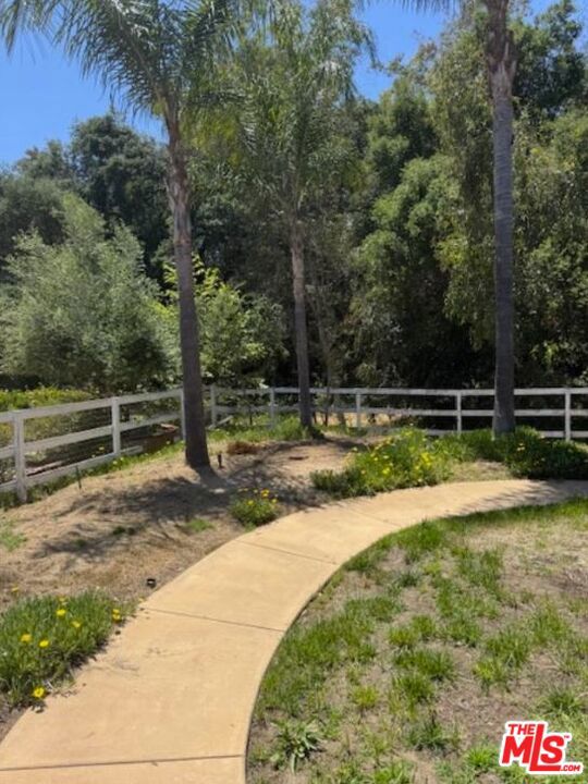 1808 Fallbrook Oaks Court, Fallbrook CA: https://media.crmls.org/mediaz/42e7c64b-c61f-442c-823e-dd129fa324a4.jpg