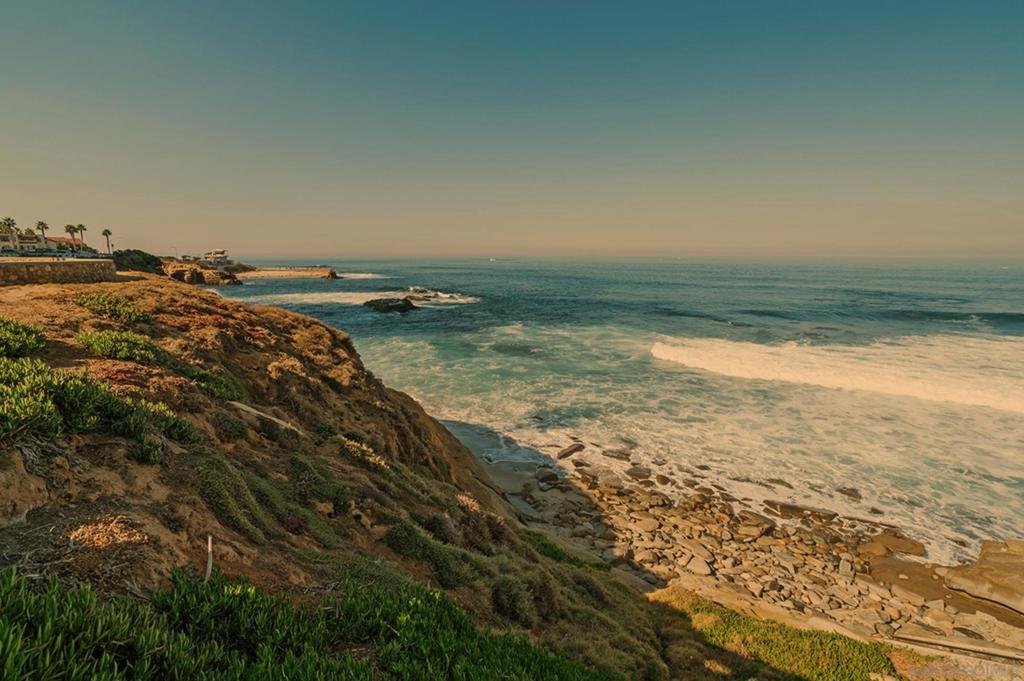 https://media.crmls.org/mediaz/42e7d9c7-a8c1-4d42-b7ed-97c9c37d81b5.jpg?preset=X-Large