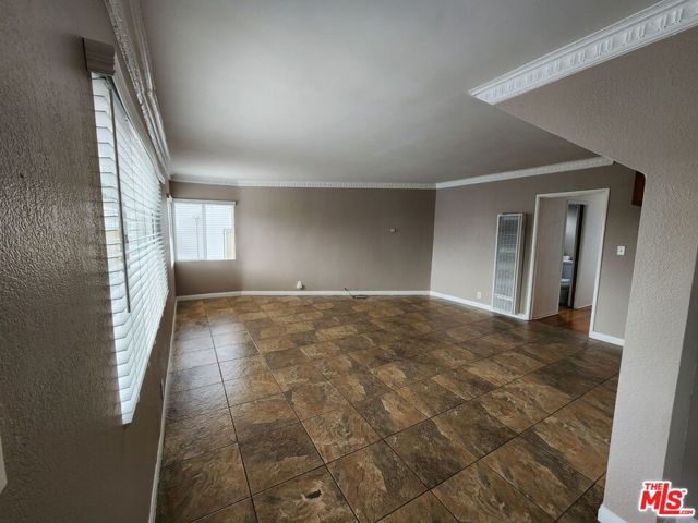 4045 W 28th Street, Los Angeles CA: https://media.crmls.org/mediaz/42e7e359-3d96-476b-89d5-cfa1c8848727.jpg
