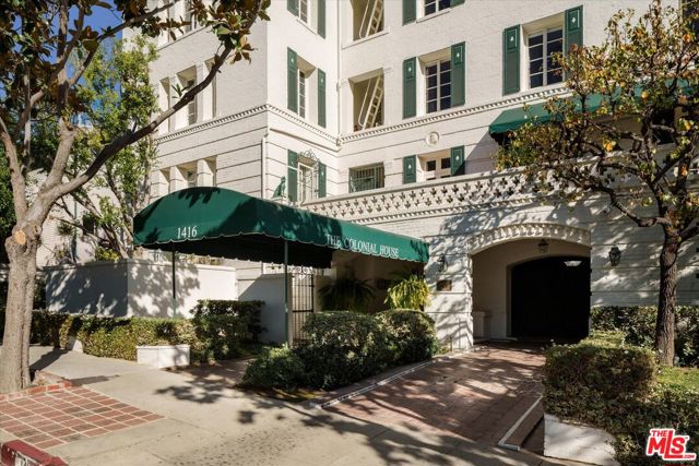 1416 Havenhurst Drive, West Hollywood CA: https://media.crmls.org/mediaz/42e8877d-2bd6-47b7-8467-618c76fe1553.jpg