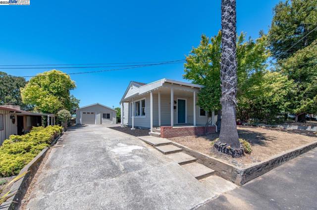 17673 Dorson Ln, Castro Valley CA: https://media.crmls.org/mediaz/42e8917f-add7-470b-8c32-851ab56fcb00.jpg
