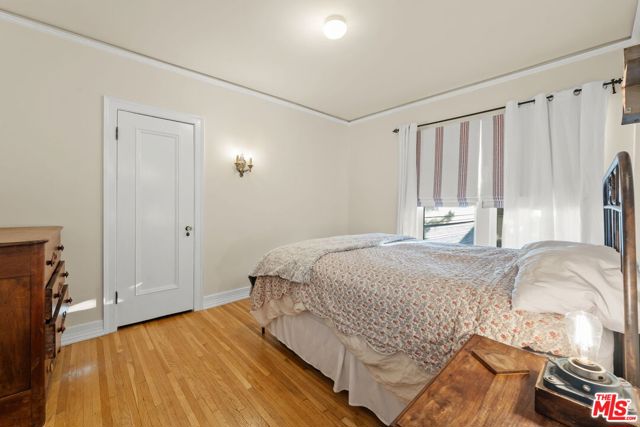 646 N Dillon Street, Los Angeles CA: https://media.crmls.org/mediaz/42e8b2d8-abbc-4fd6-a69d-b30e91ee59ef.jpg