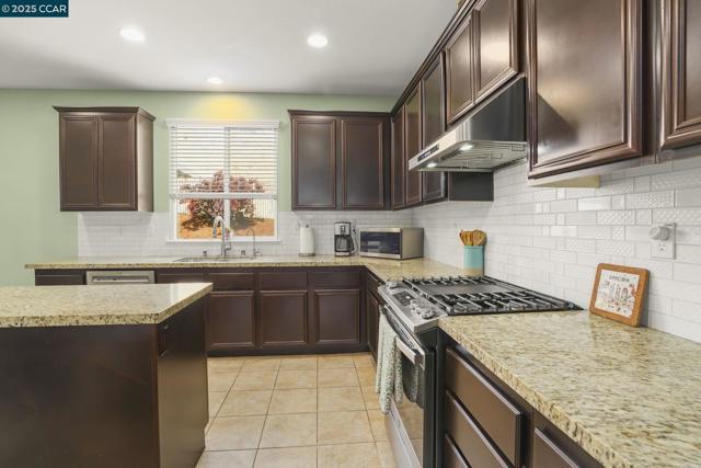 2536 Tomales Bay Dr, Bay Point CA: https://media.crmls.org/mediaz/42e949ac-26ac-4613-be97-7a5b2b0c6fd4.jpg