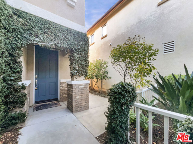 24130 Tango Drive, Valencia CA: https://media.crmls.org/mediaz/42ea0604-2769-4f78-9ed5-26a2af52e2d9.jpg