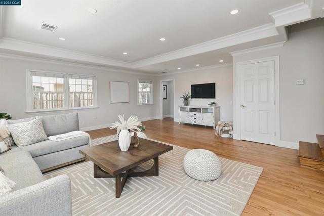 2646 Roundhill Dr, Alamo CA: https://media.crmls.org/mediaz/42ea2d6f-5cf9-4662-bc97-83324026ddfa.jpg