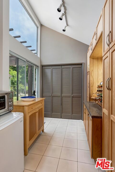 3238 Corinth Avenue, Los Angeles CA: https://media.crmls.org/mediaz/42ea3acd-87a0-4780-9820-33264751588b.jpg