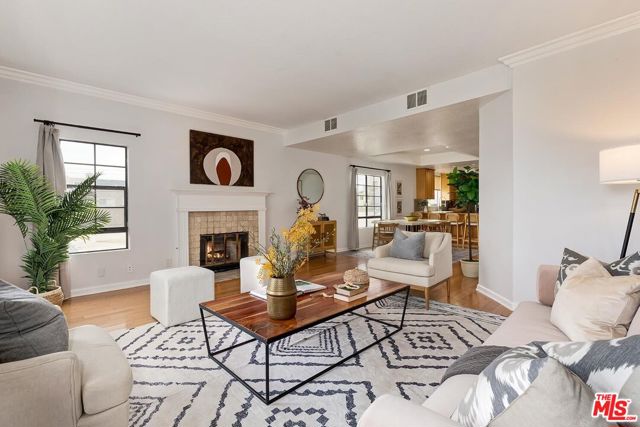 11827 Goshen Avenue, Los Angeles CA: https://media.crmls.org/mediaz/42ea9eb4-522e-439e-93f1-3a56bfb95a93.jpg