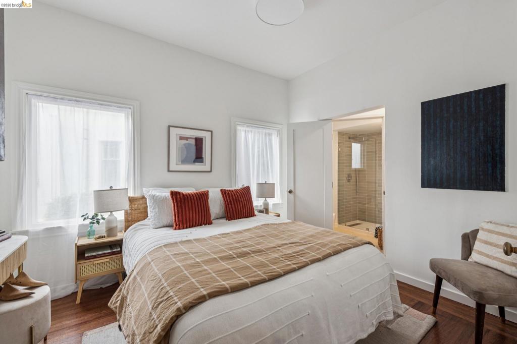 https://media.crmls.org/mediaz/42eb5c9c-fa6d-4b06-bf5f-65a79c3c8886.jpg?preset=X-Large