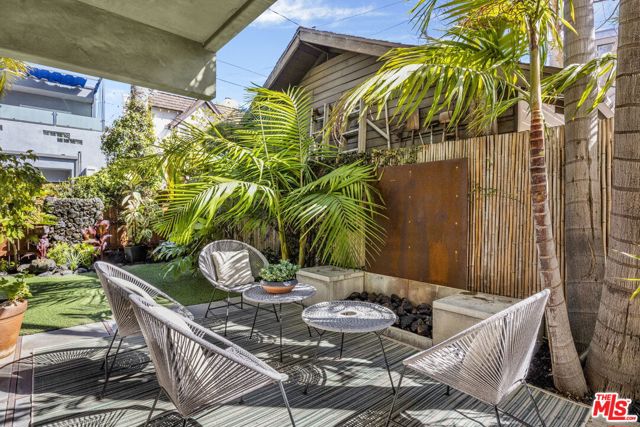 2336 Boone Avenue, Venice CA: https://media.crmls.org/mediaz/42eca54c-b4bd-41db-974a-bccce80c7e78.jpg