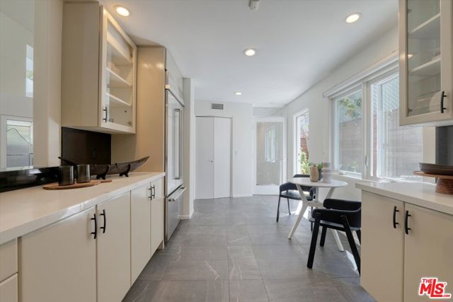 833 17th Street, Santa Monica CA: https://media.crmls.org/mediaz/42edb605-9baa-46a6-b13c-06c13704cc20.jpg