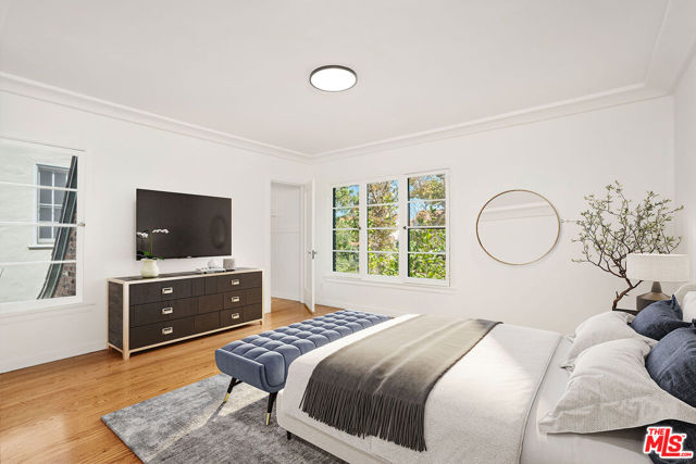 135 N Orange Drive, Los Angeles CA: https://media.crmls.org/mediaz/42ee0956-1e15-448b-9c8e-592924d856cf.jpg