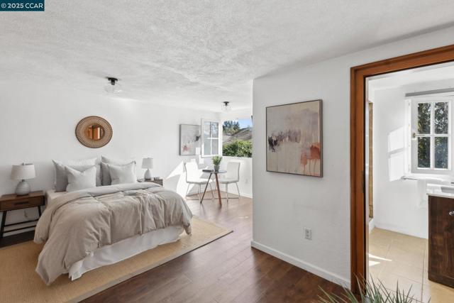 40 Las Palomas, Orinda CA: https://media.crmls.org/mediaz/42eeb1a4-d34b-41fa-86b5-f3d0e8387aa2.jpg