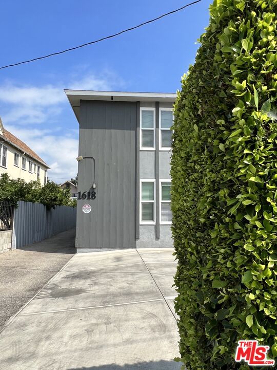 1618 N Kenmore Avenue, Los Angeles CA: https://media.crmls.org/mediaz/42eed8da-8a78-448a-b0d8-d7eb41a82fde.jpg