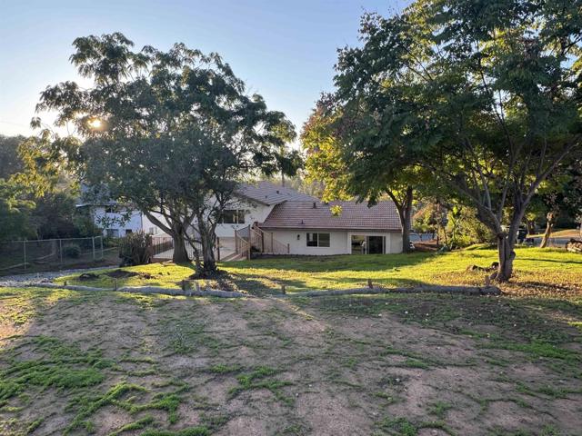 1756 Alhudson Dr, Escondido CA: https://media.crmls.org/mediaz/42efa4cb-ef6a-4add-aaeb-cc54f66debb7.jpg