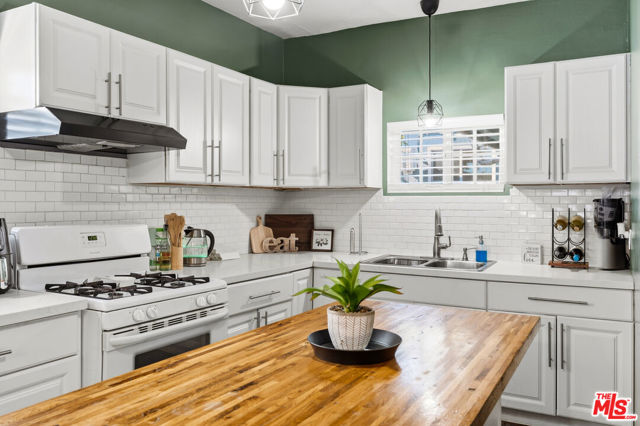 547 N St Louis Street, Los Angeles CA: https://media.crmls.org/mediaz/42f07d60-1db9-4488-9b48-576699f63146.jpg