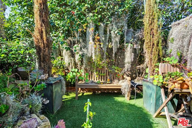 1314 Palms Boulevard, Venice CA: https://media.crmls.org/mediaz/42f0aa1b-0b4e-4779-9b25-c5d0b664dc67.jpg