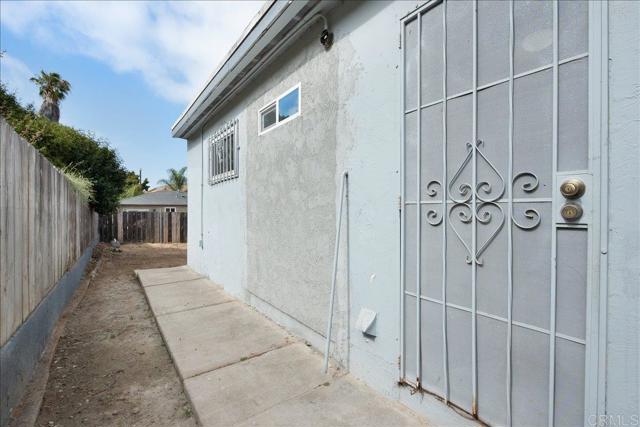 3260 64 Steel Street, San Diego CA: https://media.crmls.org/mediaz/42f132f1-ce91-4d7d-bc8f-538cc26dfe1a.jpg