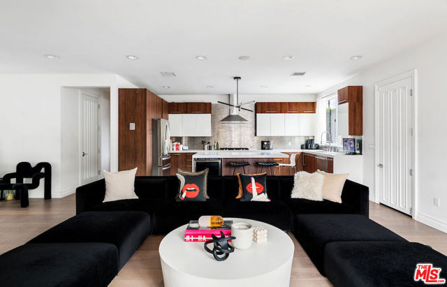 12504 Kling Street, Studio City CA: https://media.crmls.org/mediaz/42f14c1d-113d-471a-8acf-bb315d72532d.jpg