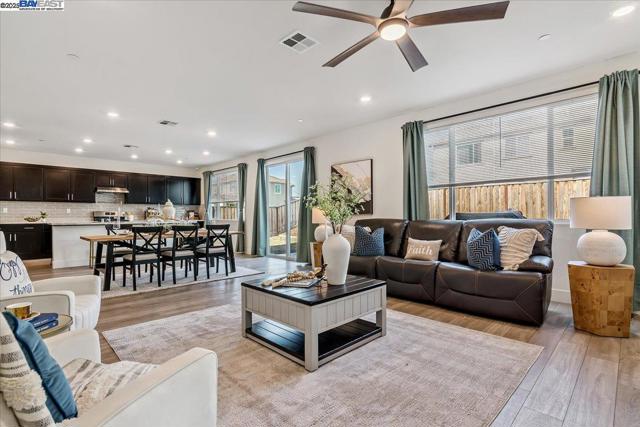 5360 Trimonti Cir, Antioch CA: https://media.crmls.org/mediaz/42f24cb1-14bb-4193-ba14-63d162c966d7.jpg