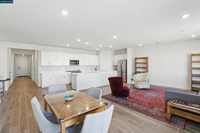 4105 Markovich Ct, Richmond CA: https://media.crmls.org/mediaz/42f27c79-e4cf-48e2-be9f-6ddb6547dc1f.jpg