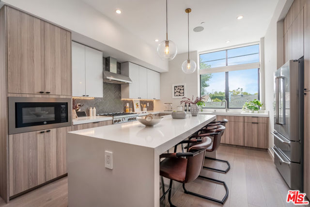 4427 Studio Place, Studio City CA: https://media.crmls.org/mediaz/42f27d76-ea9a-4c97-ba70-c9d3d56a243a.jpg