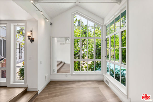 512 N Canon Drive, Beverly Hills CA: https://media.crmls.org/mediaz/42f2be84-b6ab-4f67-8839-f967995450ae.jpg