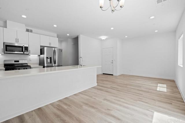 Detail Gallery Image 6 of 32 For 755 Anastasia Ct, El Cajon,  CA 92020 - 3 Beds | 2/1 Baths