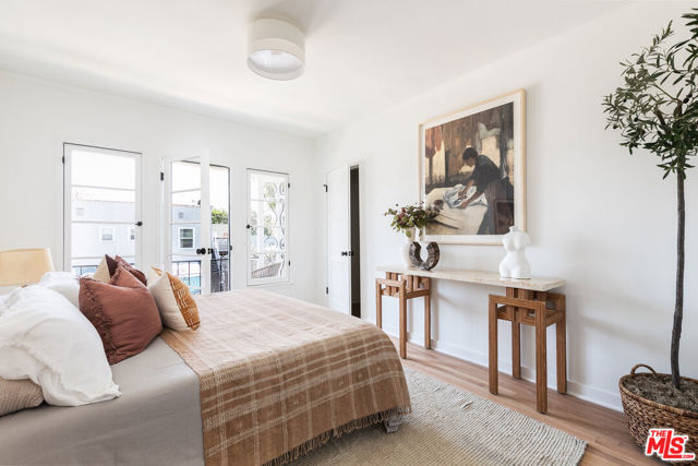 515 1/2 Rose Avenue, Venice CA: https://media.crmls.org/mediaz/42f2ec06-7e17-4031-9373-147dd905187d.jpg