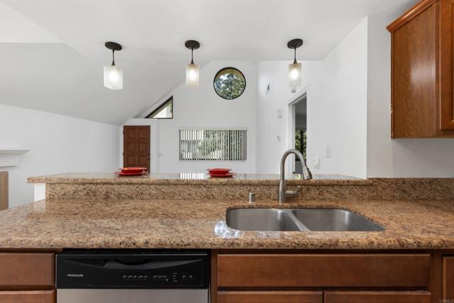 Detail Gallery Image 35 of 42 For 333 Melrose Dr. #F,  Vista,  CA 92083 - 1 Beds | 1 Baths