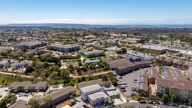 2201 07 Burroughs St, San Diego CA: https://media.crmls.org/mediaz/42f3679d-01b0-4998-ae75-fc732b414a13.jpg
