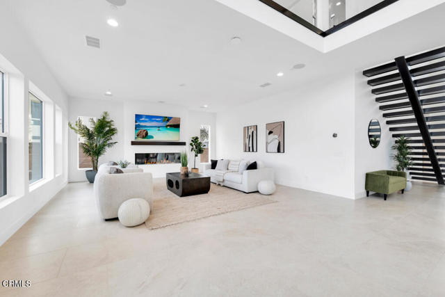 Detail Gallery Image 15 of 61 For 11944 N Red Hawk Ln, Porter Ranch,  CA 91326 - 5 Beds | 5 Baths