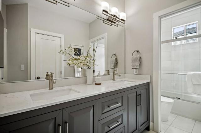 Image 20 of 33 For 998 Governors Bay Drive