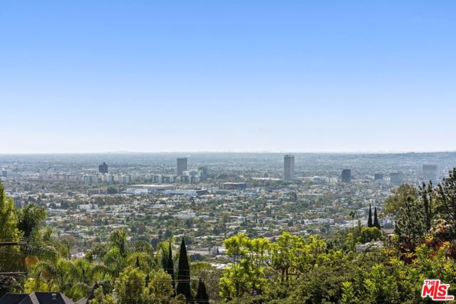 1640 N Kings Road, Los Angeles CA: https://media.crmls.org/mediaz/42f4ba65-3446-40bb-9511-26b1a761c742.jpg