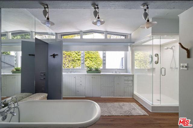 2020 Coldwater Canyon Drive, Beverly Hills CA: https://media.crmls.org/mediaz/42f6145b-3964-415f-9e18-2e91cfcde9ba.jpg