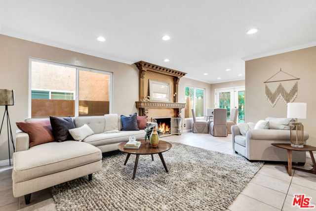 8333 Topeka Drive, Northridge CA: https://media.crmls.org/mediaz/42f66071-fd1f-46c3-b1bb-ccbbbaa3cfbd.jpg