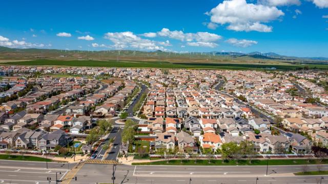 1091 S Shields Avenue, Mountain House CA: https://media.crmls.org/mediaz/42f6b7cd-09a3-42b4-93f3-8f91b8696dc8.jpg