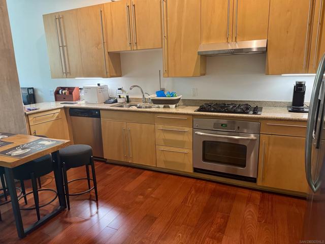 801 Ash St, San Diego CA: https://media.crmls.org/mediaz/42f6ea24-c878-4f78-a619-7e607b098e80.jpg