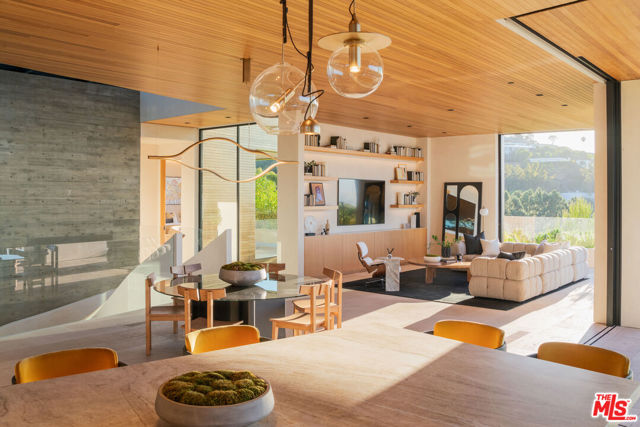 1520 Carla, Beverly Hills CA: https://media.crmls.org/mediaz/42f7d48a-87e8-44d8-9a08-e5fa892b45a7.jpg