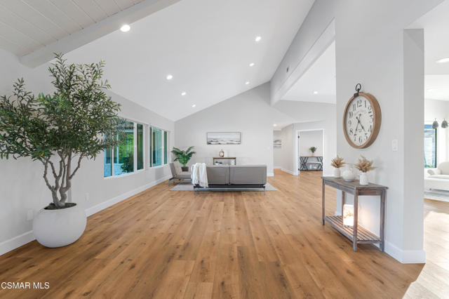 568 Bristol Avenue, Simi Valley CA: https://media.crmls.org/mediaz/42f7d52d-1816-4bfe-9bb2-eae23ecb1db1.jpg
