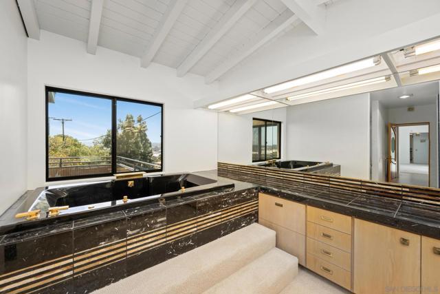2195 Hayden Way, San Diego CA: https://media.crmls.org/mediaz/42f7fca7-419b-4697-a6bc-e8d45b1bada2.jpg