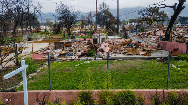 23 W Mendocino Street, Altadena CA: https://media.crmls.org/mediaz/42f96c9e-9375-4193-8c9e-a812b6cc734d.jpg