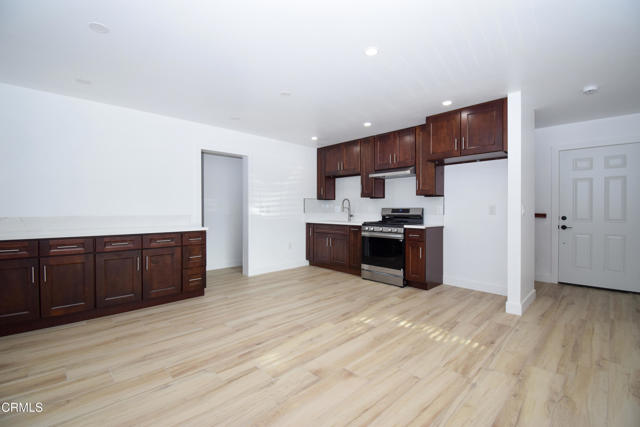 Detail Gallery Image 2 of 10 For 2711 Altus Way #2,  Oxnard,  CA 93035 - 2 Beds | 2 Baths