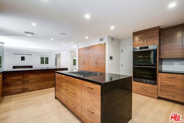 3201 Viola Place, Marina del Rey CA: https://media.crmls.org/mediaz/42fa9b44-880f-409f-88c1-ec3521961a11.jpg